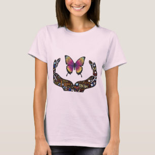 Camiseta Manos y mariposa abiertas coloridas