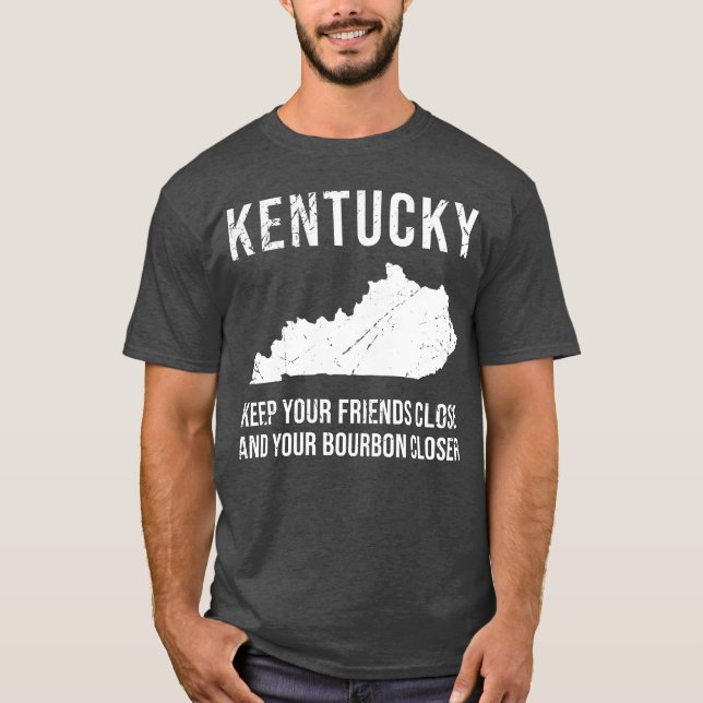 Camiseta Mantén A Tus Amigos Cerca Y Tu Bourbon Más Cerca. (Anverso)