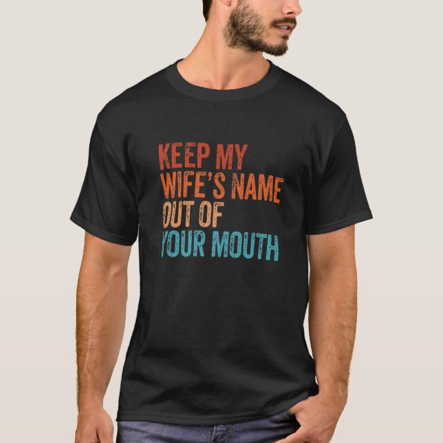 Camiseta Mantén el nombre de mi esposa fuera de tu novia es (Anverso)