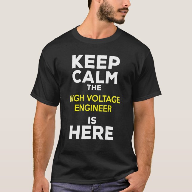 Camiseta Mantén La Calma El Ingeniero De Alta Voltaje Está  (Anverso)
