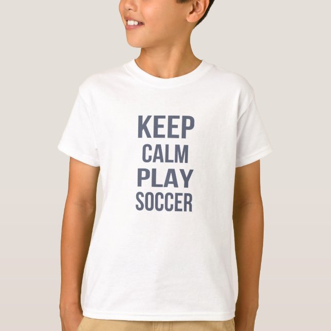 Camiseta Mantén la calma jugando fútbol Unisex Kids Tee (Anverso)