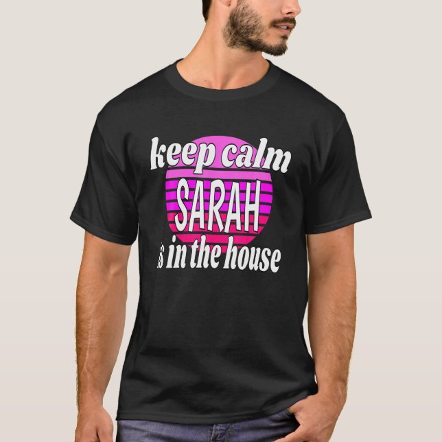 Camiseta Mantén La Calma, Sarah Está En La Casa. (Anverso)