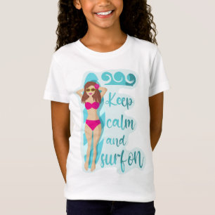 Camiseta Mantén la calma y surfea sobre chica morena