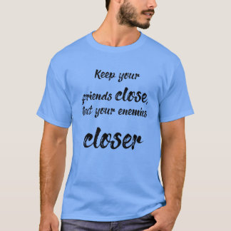 Camiseta mantener a tus amigos cerca pero tus amigos más ce