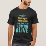 Camiseta Mantener al pequeño humano vivo divertido, nueva m<br><div class="desc">La misión de hoy mantiene vivo a los pequeños seres humanos. Gracioso y sarcástico el Día de la Madre y el diseño del Día del Padre para los nuevos padres de hijos o chicas. Guay y mercadería increíble por primera vez, mamá y papá tratando de cuidar a su bebé. Diseño...</div>