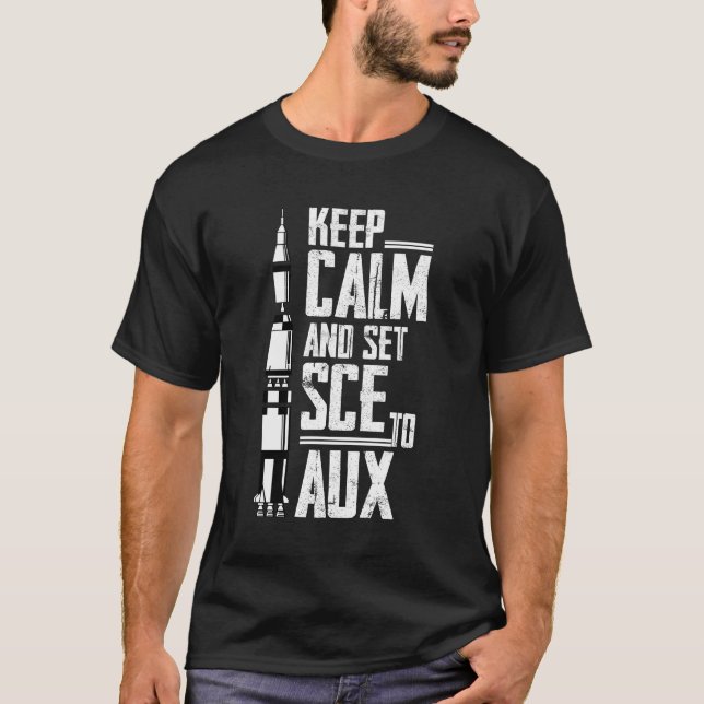Camiseta Mantener la calma y ajustar SCE a AUX con Saturno  (Anverso)