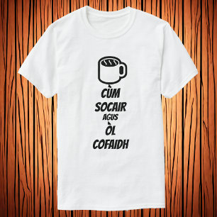 Camiseta Mantener la calma y beber café en gaélico escoc
