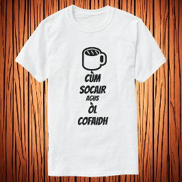 Camiseta Mantener la calma y beber café en gaélico escocés