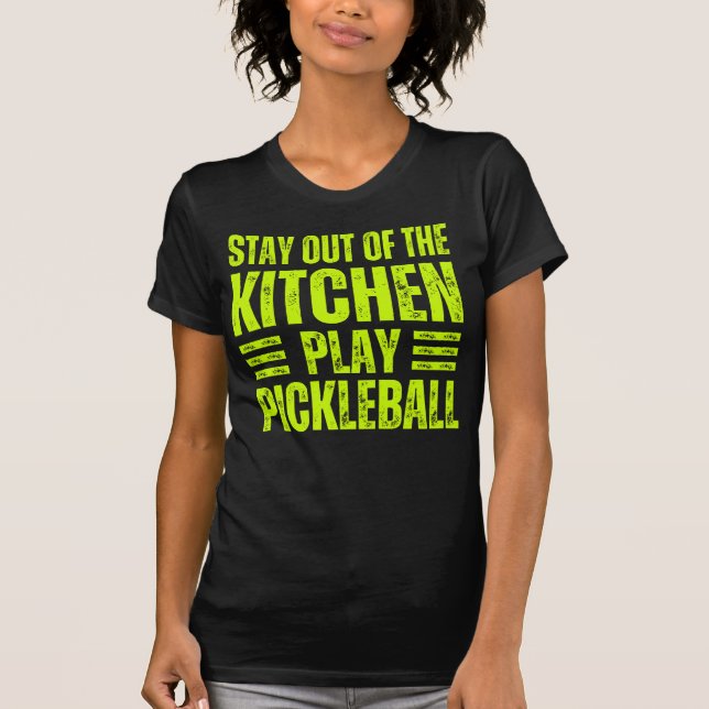 Camiseta mantenerse fuera de la cocina jugar a pickleball (Anverso)