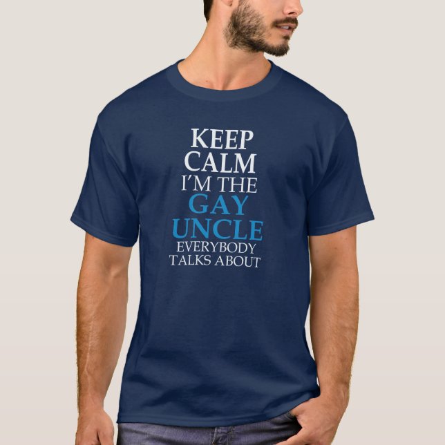 CAMISETA MANTENGA CALMA SOY EL TÍO GAY DEL QUE TODOS HABLAN (Anverso)