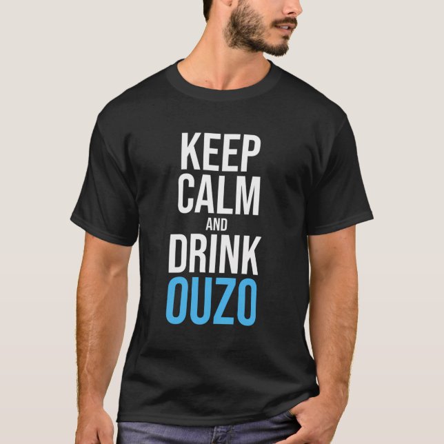 Camiseta Mantenga la calma y beba a Ouzo Grecia Schnapps Ou (Anverso)