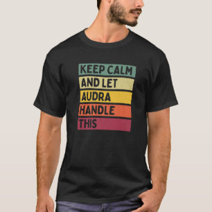 Camiseta Mantenga La Calma Y Deje Que Audra Maneje Esta Cit