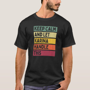 Camiseta Mantenga La Calma Y Deje Que Karina Maneje Esta Ci