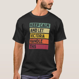 Camiseta Mantenga La Calma Y Deje Que Victoria Controle Est