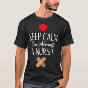 Camiseta Mantengan la calma Soy Casi Una Enfermera Estudian