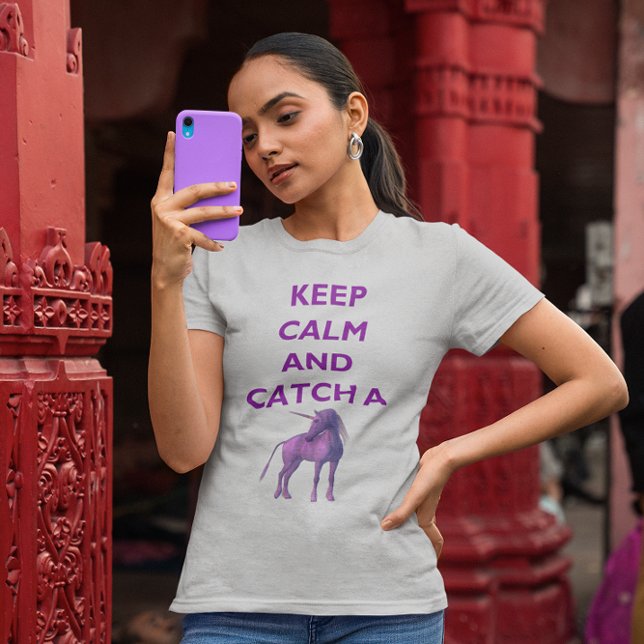 Camiseta Mantengan la calma y atrapen a las mujeres moradas (Keep Calm and Catch a Purple Unicorn T-Shirt)