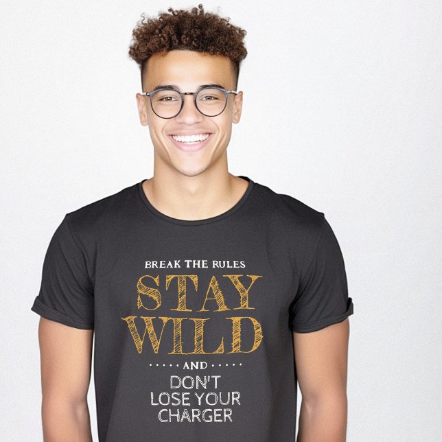 Camiseta Manténganse salvos y no se preocupen por el cargad (Stay Wild Keep the Charger Geek Funny T-Shirt)