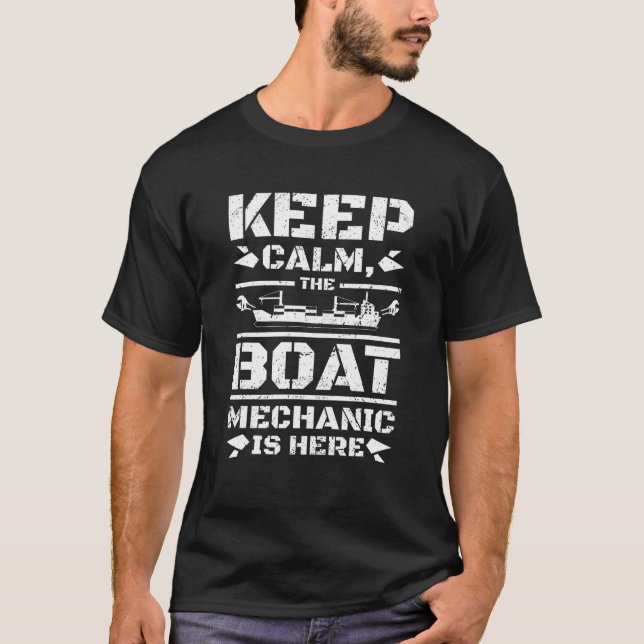 Camiseta Manténganse Tranquilos El Mecánico Del Barco Está  (Anverso)