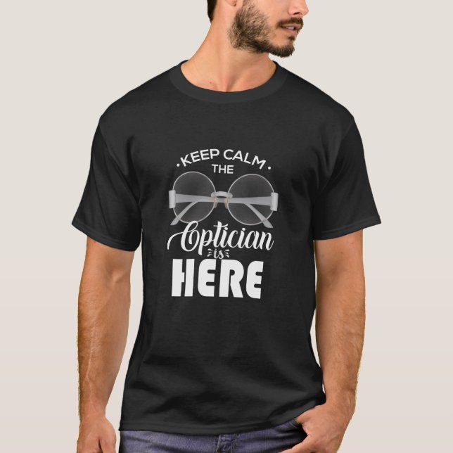 Camiseta Manténgase Tranquilo, El Optiman Está Aquí Opticia (Anverso)