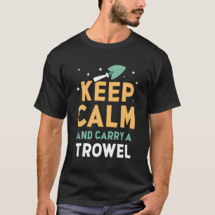 Camiseta Manténgase Tranquilo Y Lleve Un Jardín De Trowales