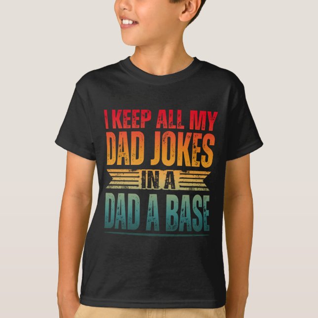 CAMISETA MANTENGO A TODOS MIS CHISTES PAPÁ EN UNA BASE (Anverso)