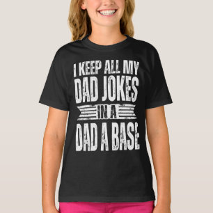 CAMISETA MANTENGO A TODOS MIS CHISTES PAPÁ EN UNA BASE