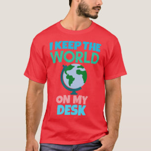 Camiseta Mantengo el mundo en mi escritorio geografía diver