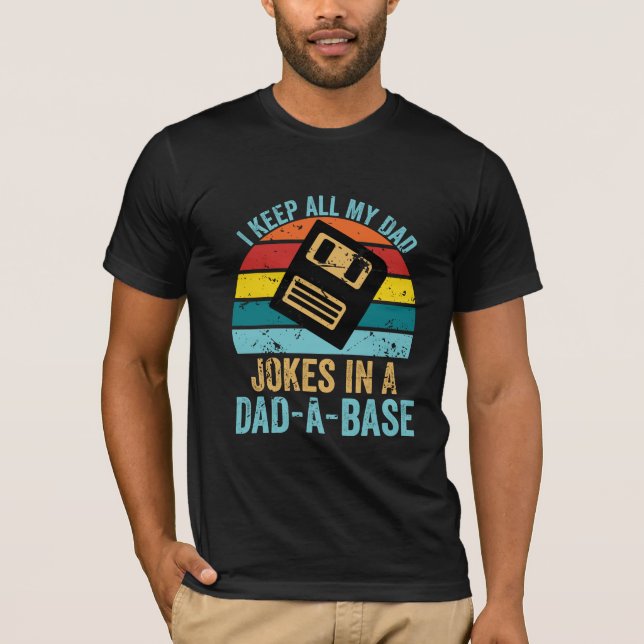 Camiseta Mantengo Todos Los Chistes De Mi Papá En Una Base  (Anverso)
