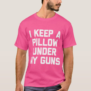 Camiseta Mantengo Una Almohada Bajo Mis Pistolas -Una Arma