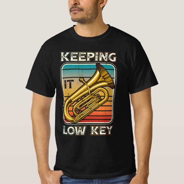 Camiseta Manteniéndolo bajo instrumento clave Tuba Player B (Anverso)