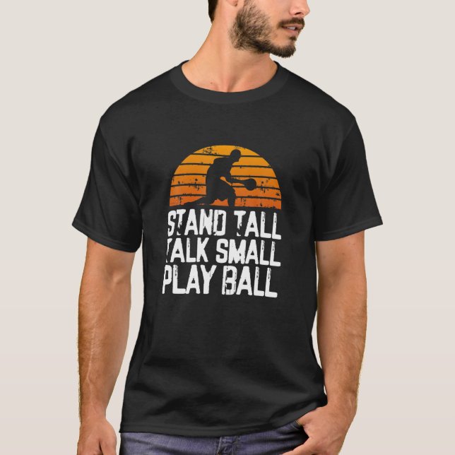 Camiseta Mantente alto, habla pequeño, juega a balón Funny  (Anverso)