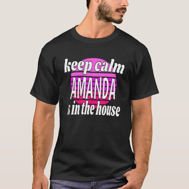 Camiseta Mantente Tranquila, Amanda Está En La Casa. (Anverso)