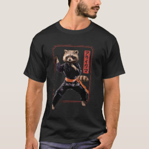 Camiseta Mapache clásico de karate en pose de acción