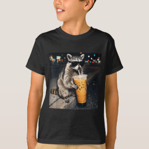 Camiseta Mapache divertido bebiendo café helado meme de ani