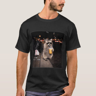 Camiseta Mapache divertido bebiendo café helado meme de ani