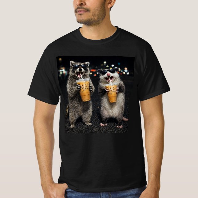 Camiseta Mapache Zarigüeya Divertido Bebiendo Café Helado – (Anverso)