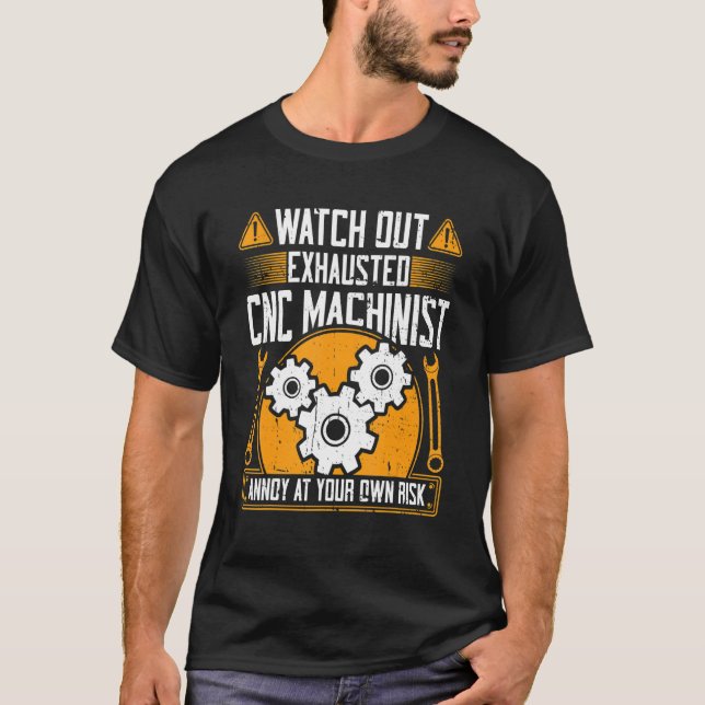 Camiseta Maquinista del CNC: Cuidado Máquino Agotado del CN (Anverso)