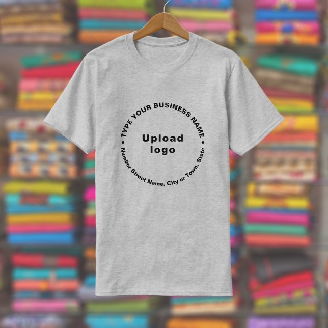 Camiseta Marca comercial en patrón redondeado Texto sobre g (Gray t-shirt with round pattern text business branding displayed in a store)
