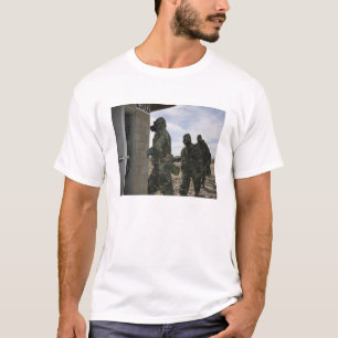 Camiseta Marinas y marineros ingresan en la cámara de gas