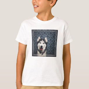 Camiseta Marioneta Husky posando con un lecho oscuro