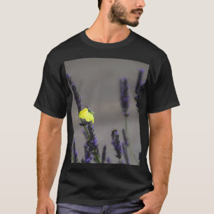 Camiseta Mariposa Amarilla sobre Lavanda Púrpura Foto Macro