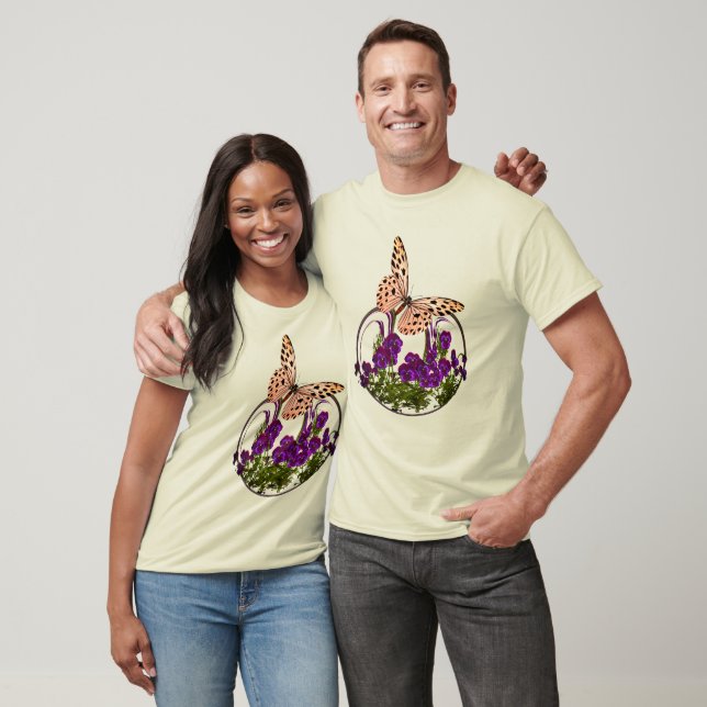 Camiseta Mariposa De bonito Sobre Arte Abstrato De Flores (Unisexo)
