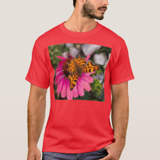 Camiseta Mariposa de coma sobre flor rosa