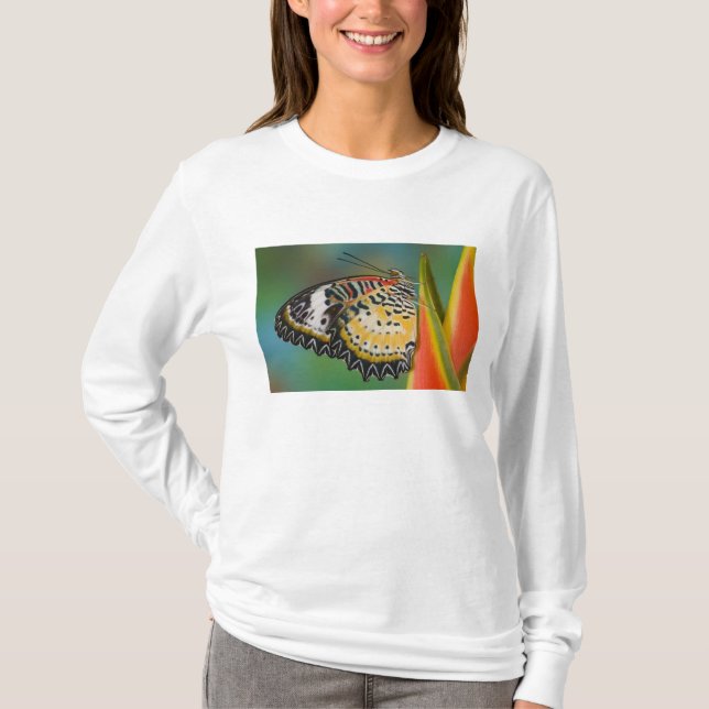Camiseta Mariposa en Flor Tropical (Anverso)