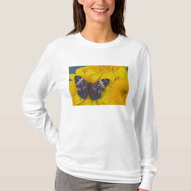 Camiseta Mariposa en una Flor Amarilla (Anverso)