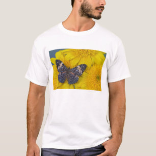 Camiseta Mariposa en una flor amarilla