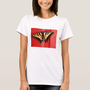 Camiseta mariposa inusual del swallowtail del fondo
