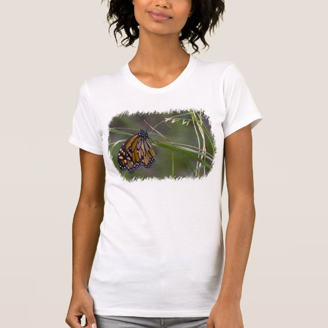 Camiseta Mariposa monarca en el borde blanco de la hierba (Anverso)