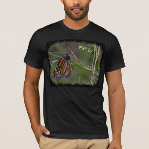 Camiseta Mariposa monarca en el borde negro de la hierba