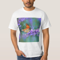 Mariposa monarca en la flor de lilo púrpura